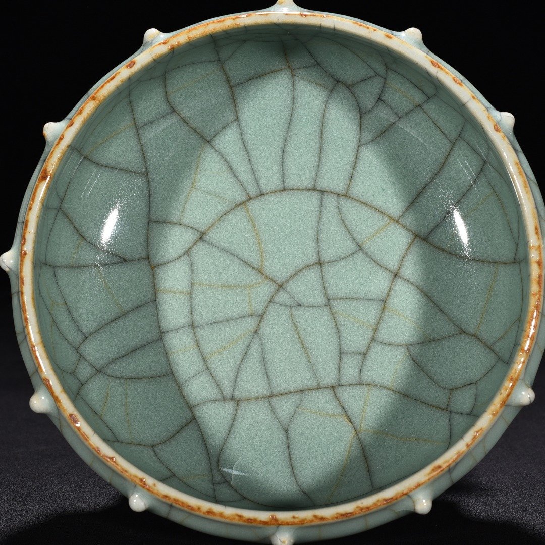 Qing Dynasty guan kiln drum nail tripod furnac