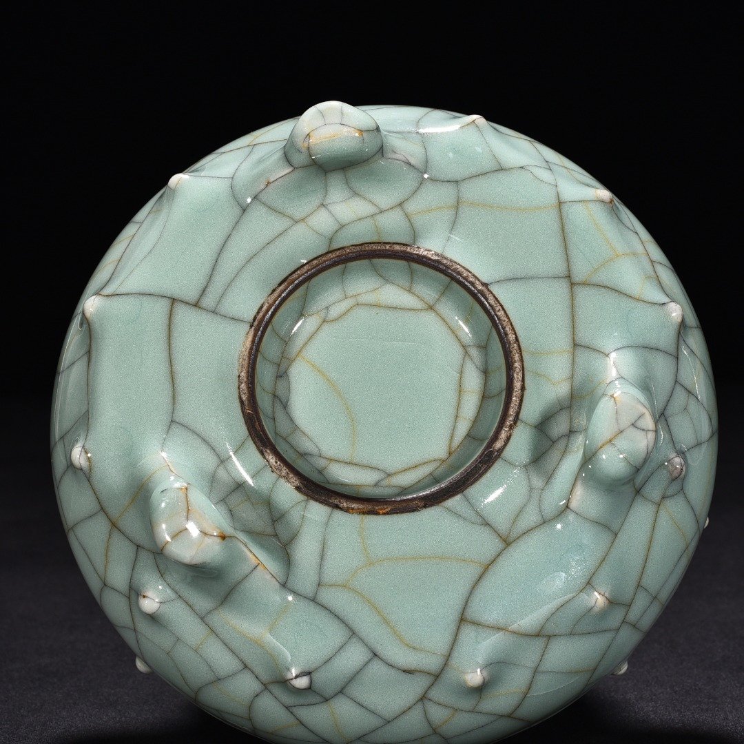 Qing Dynasty guan kiln drum nail tripod furnac