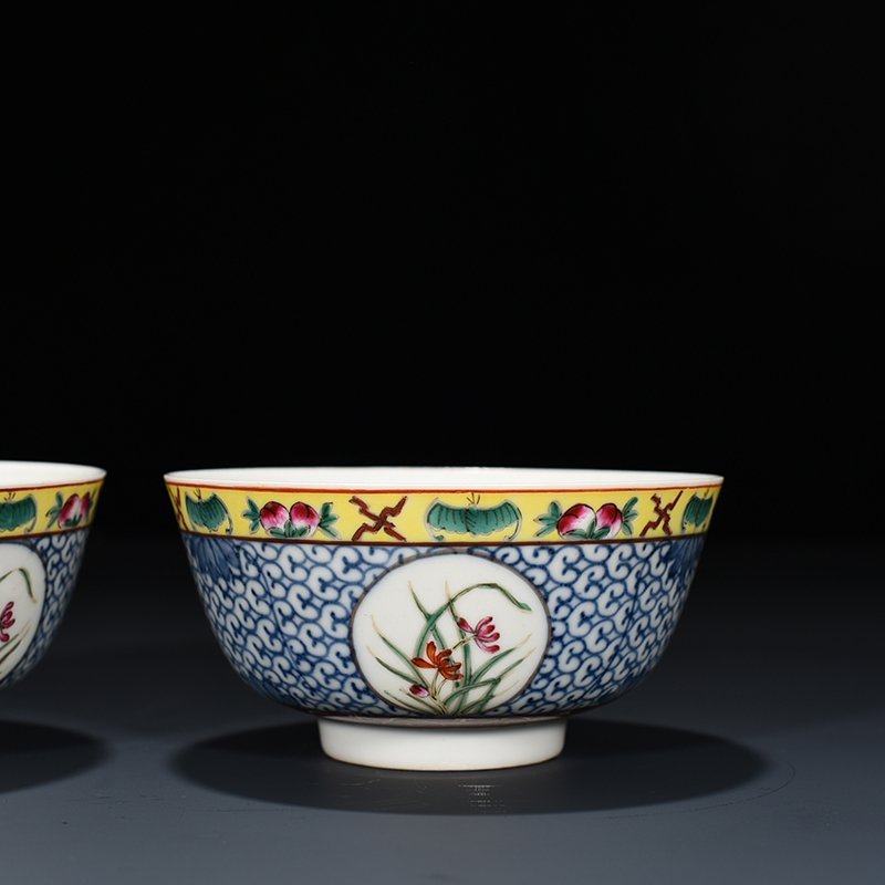 Qing Dynasty Xuantong blue and white congratulatory pastel flower bowl