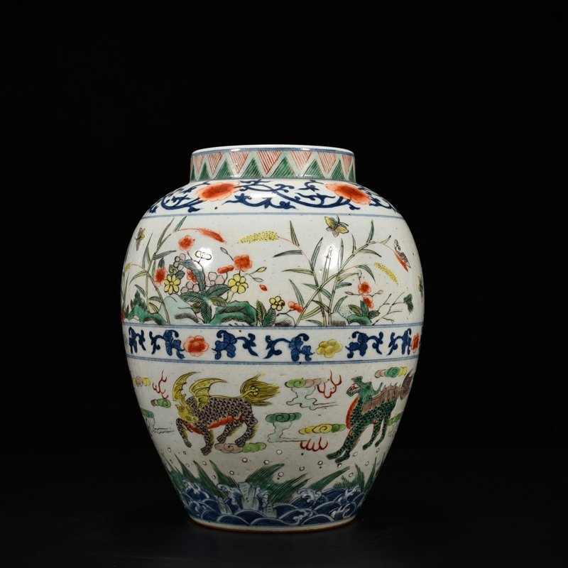 Qing Dynasty Kangxi colorful Shijintang flower unicorn jar