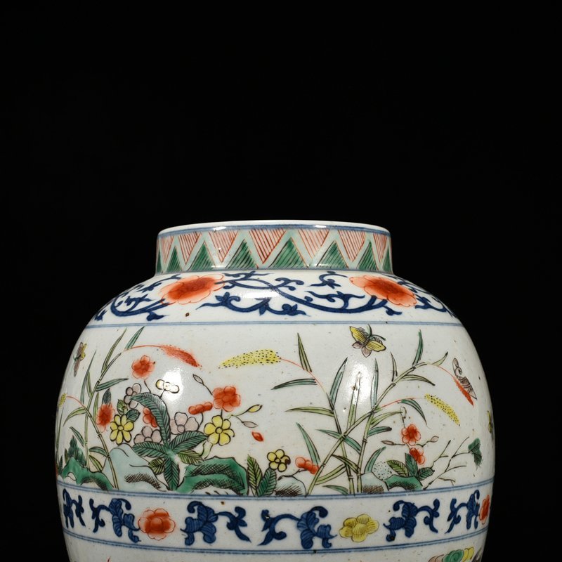 Qing Dynasty Kangxi colorful Shijintang flower unicorn jar