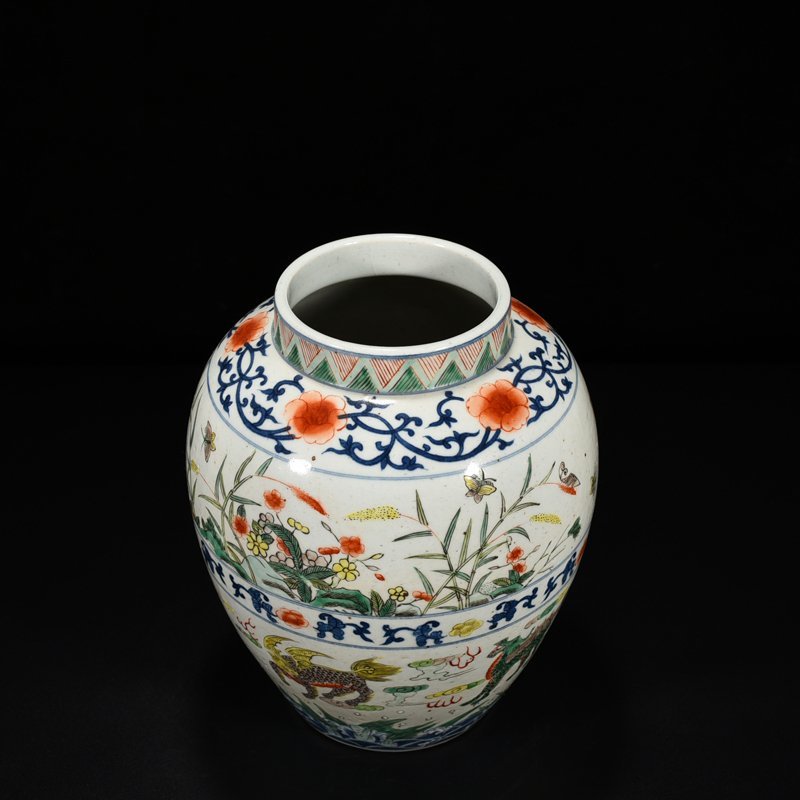 Qing Dynasty Kangxi colorful Shijintang flower unicorn jar