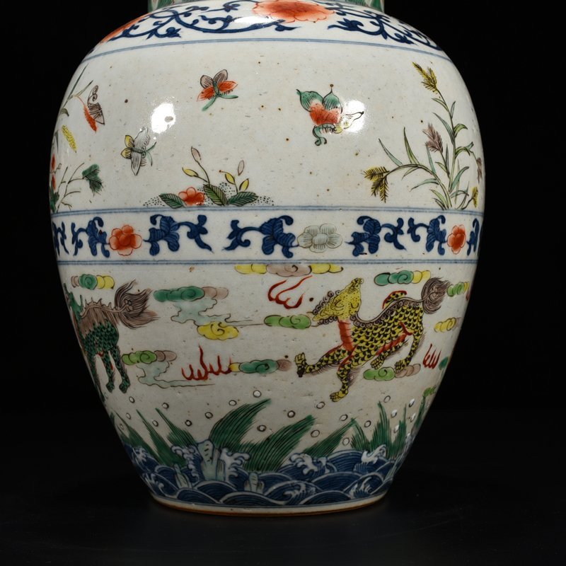 Qing Dynasty Kangxi colorful Shijintang flower unicorn jar