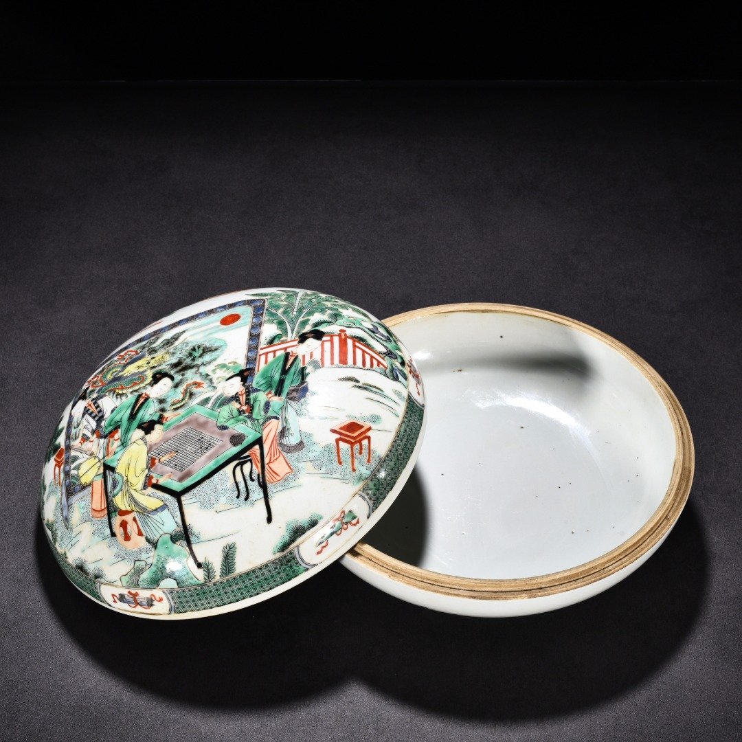 Qing Dynasty Kangxi colorful fruit box with figures of ladies
