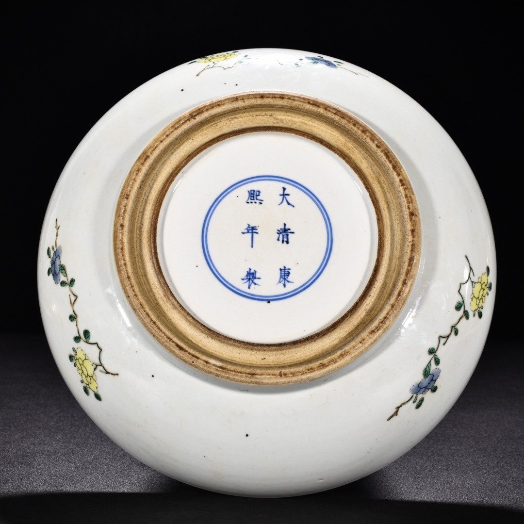 Qing Dynasty Kangxi colorful fruit box with figures of ladies