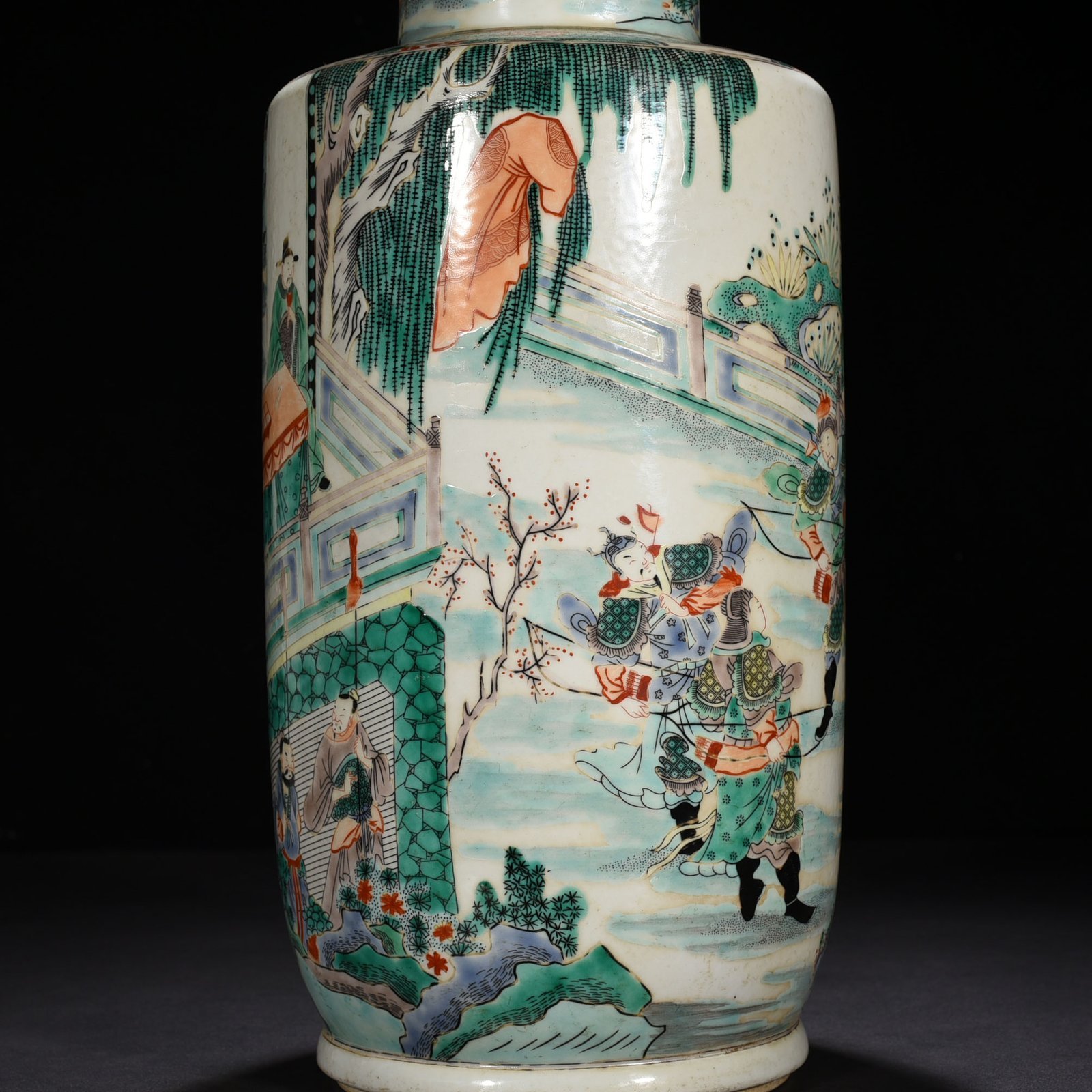 Qing Dynasty Kangxi colorful broken willow robe character story hammer vase