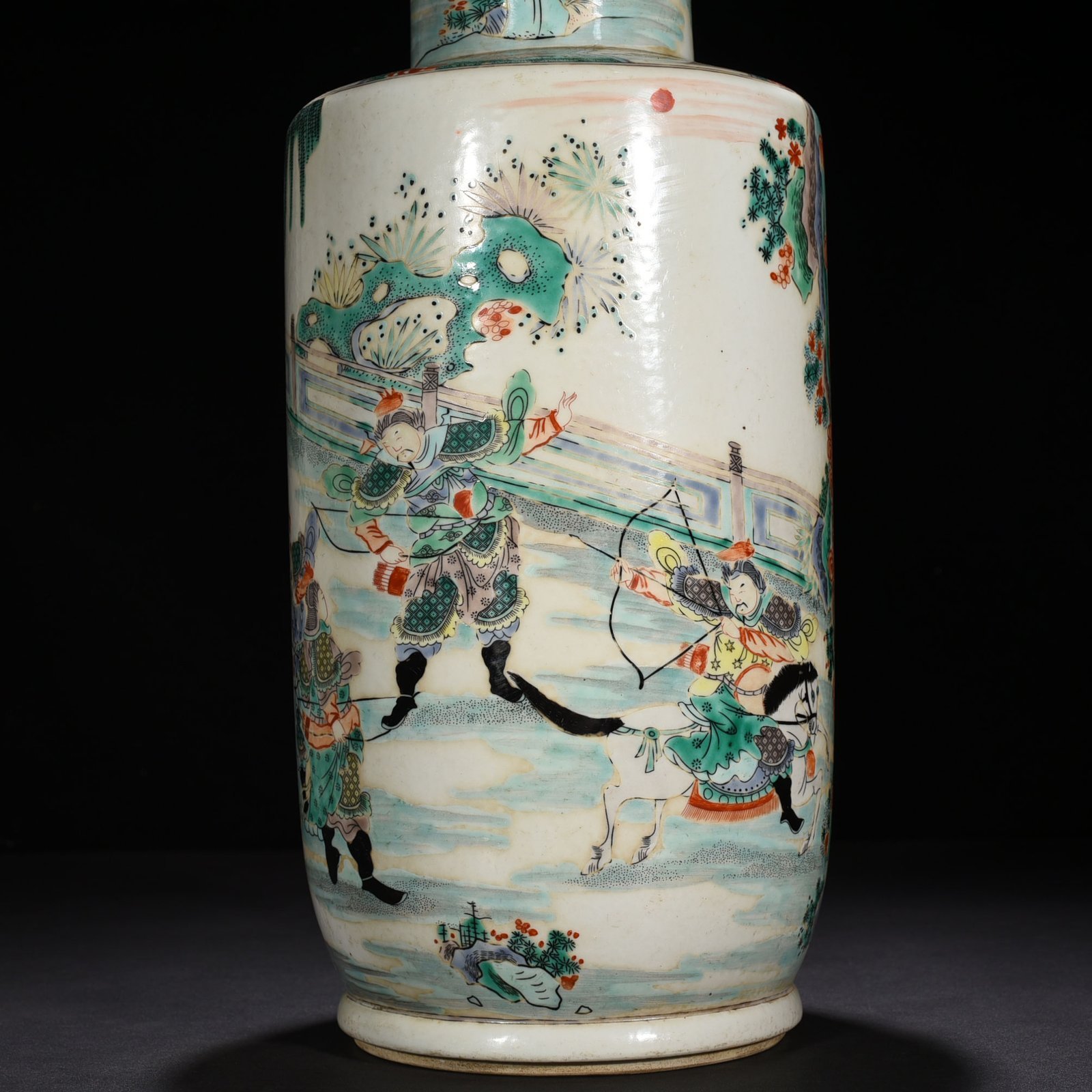 Qing Dynasty Kangxi colorful broken willow robe character story hammer vase