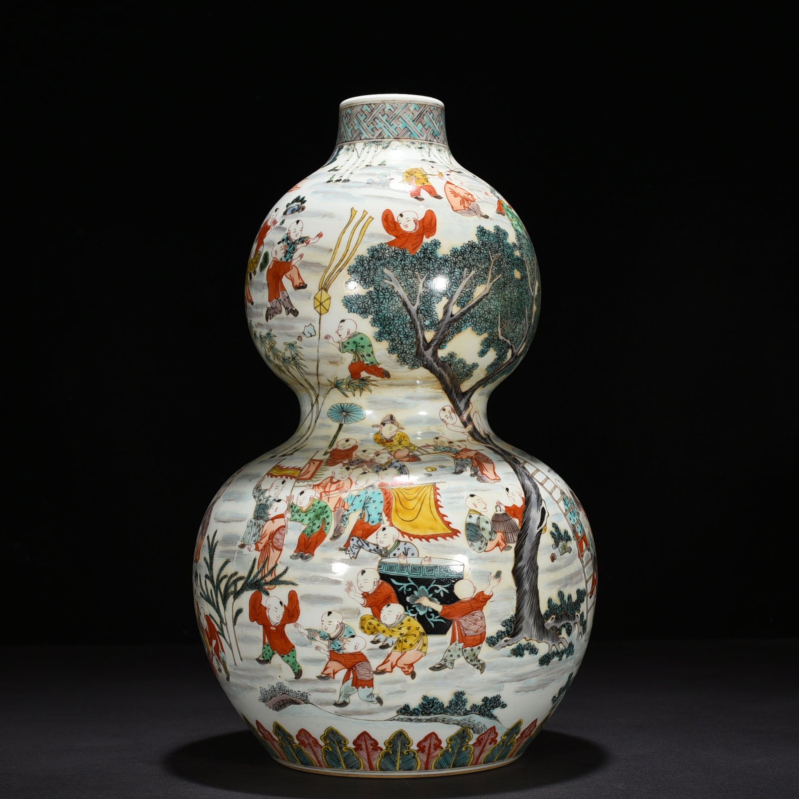 Qing Dynasty Kangxi Colorful Hundred Sons Playing with Spring Babies in Gourd Vase