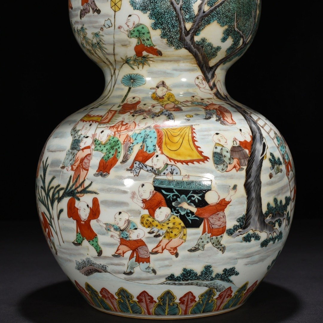 Qing Dynasty Kangxi Colorful Hundred Sons Playing with Spring Babies in Gourd Vase