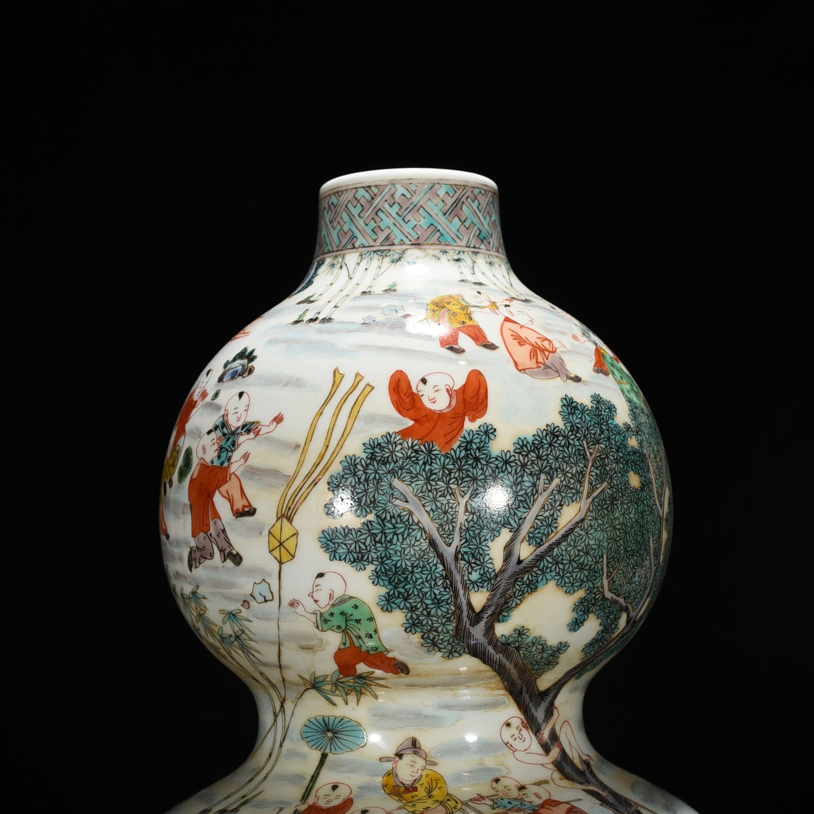 Qing Dynasty Kangxi Colorful Hundred Sons Playing with Spring Babies in Gourd Vase