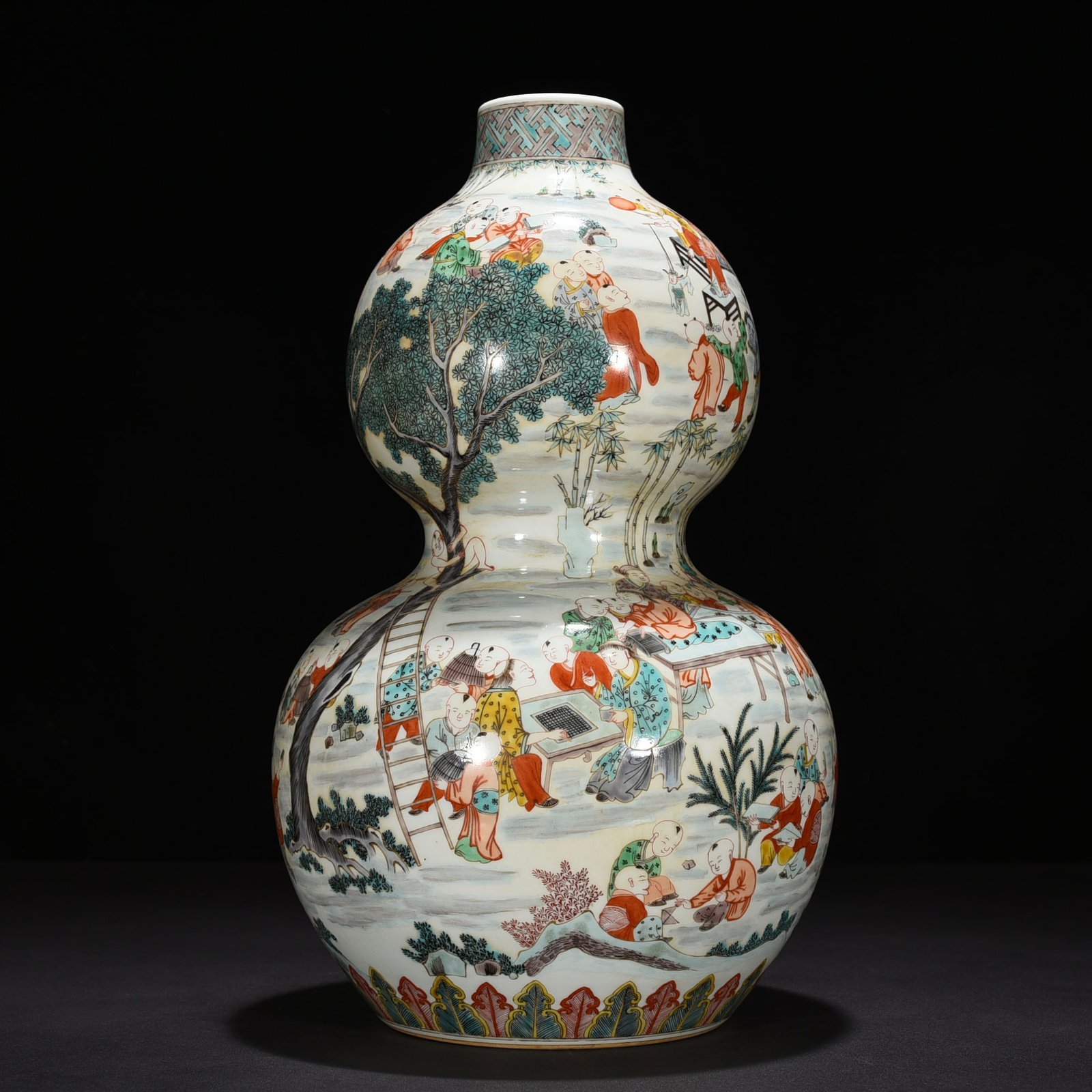 Qing Dynasty Kangxi Colorful Hundred Sons Playing with Spring Babies in Gourd Vase