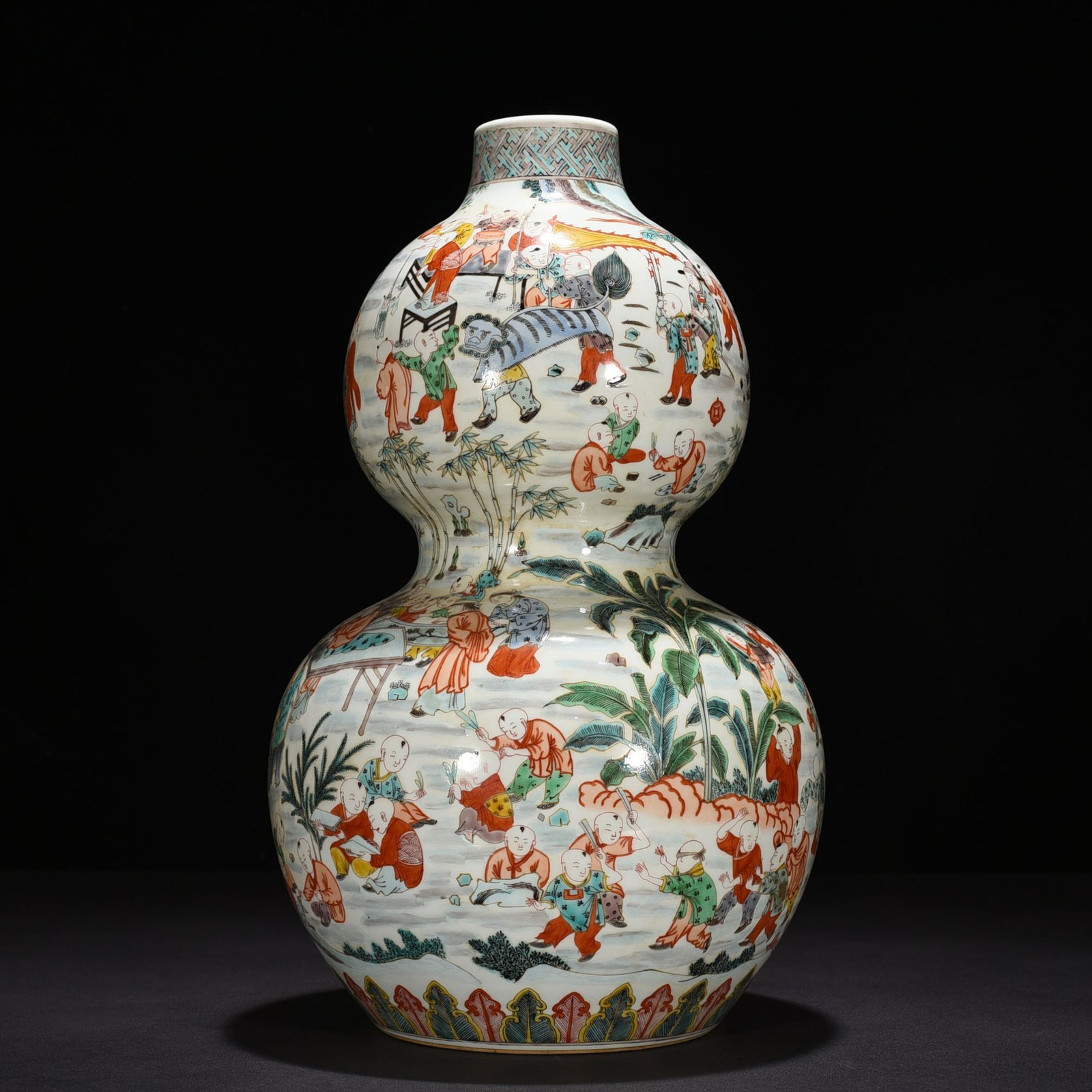 Qing Dynasty Kangxi Colorful Hundred Sons Playing with Spring Babies in Gourd Vase