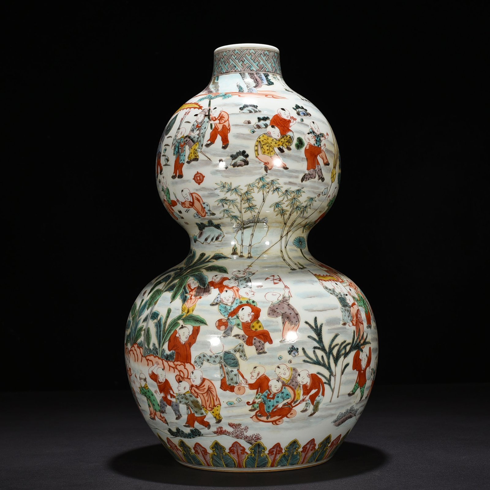 Qing Dynasty Kangxi Colorful Hundred Sons Playing with Spring Babies in Gourd Vase