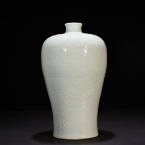 Qing Dynasty Kangxi sweet white glaze carved Canglong godson dragon plum vase