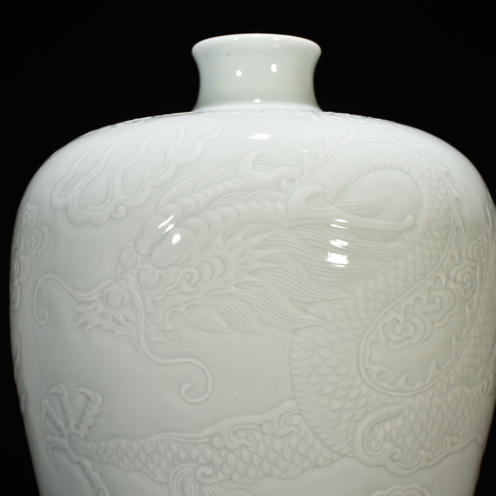 Qing Dynasty Kangxi sweet white glaze carved Canglong godson dragon plum vase