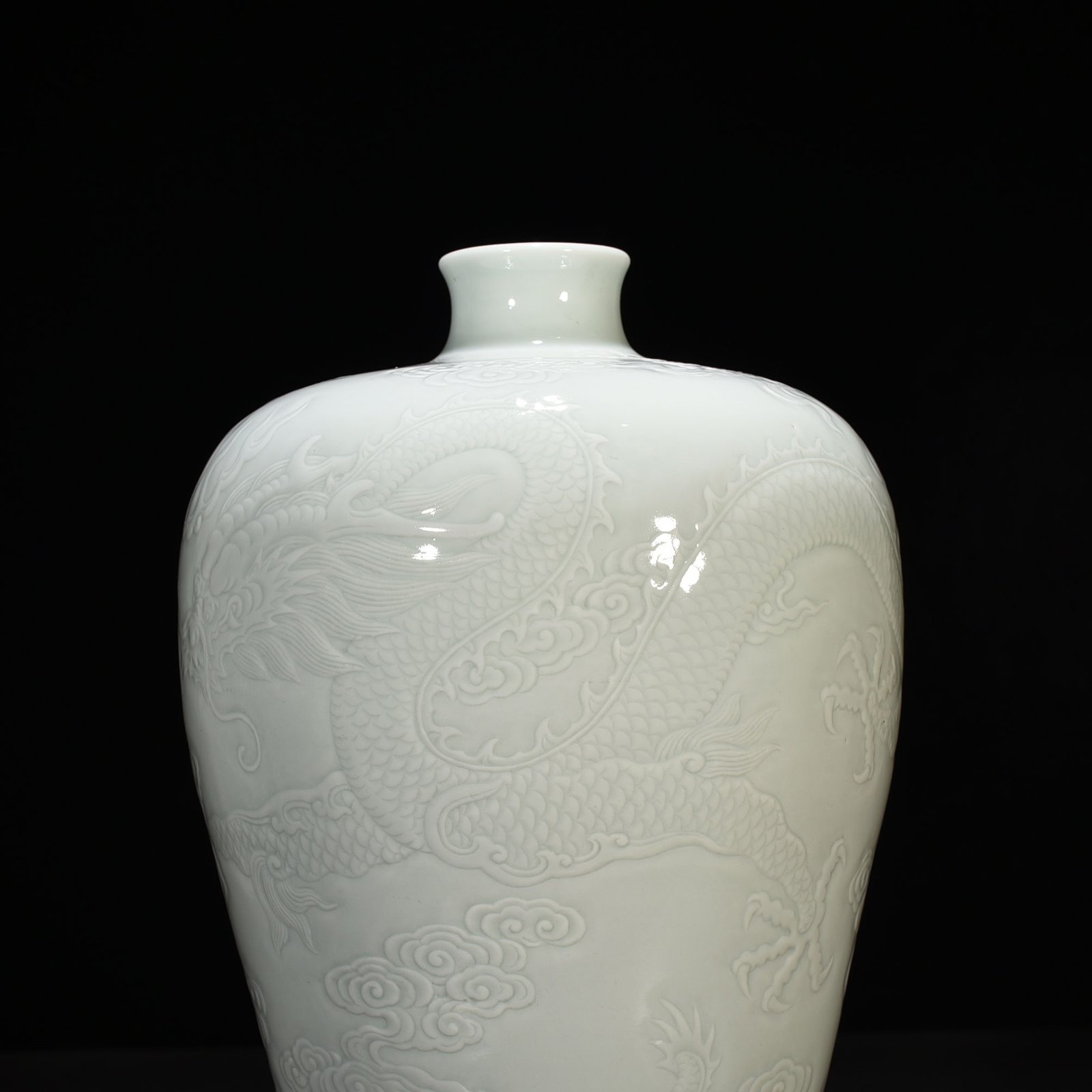 Qing Dynasty Kangxi sweet white glaze carved Canglong godson dragon plum vase