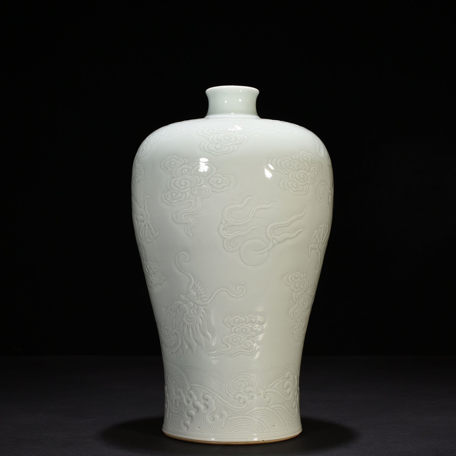 Qing Dynasty Kangxi sweet white glaze carved Canglong godson dragon plum vase