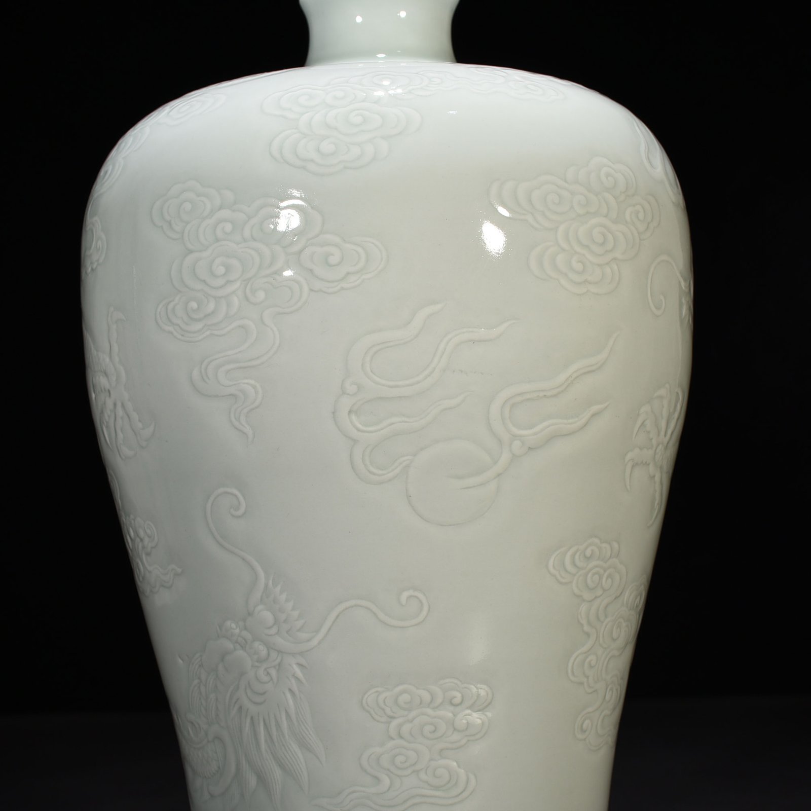 Qing Dynasty Kangxi sweet white glaze carved Canglong godson dragon plum vase