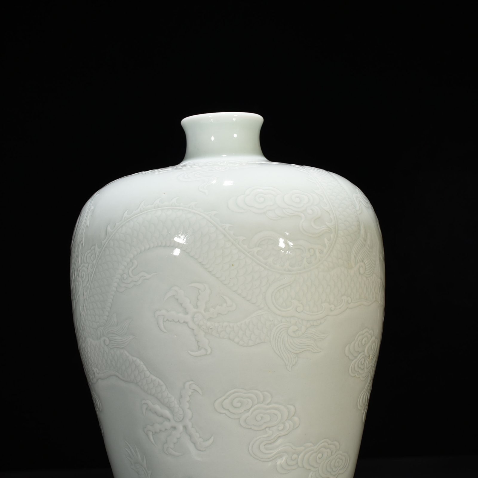 Qing Dynasty Kangxi sweet white glaze carved Canglong godson dragon plum vase