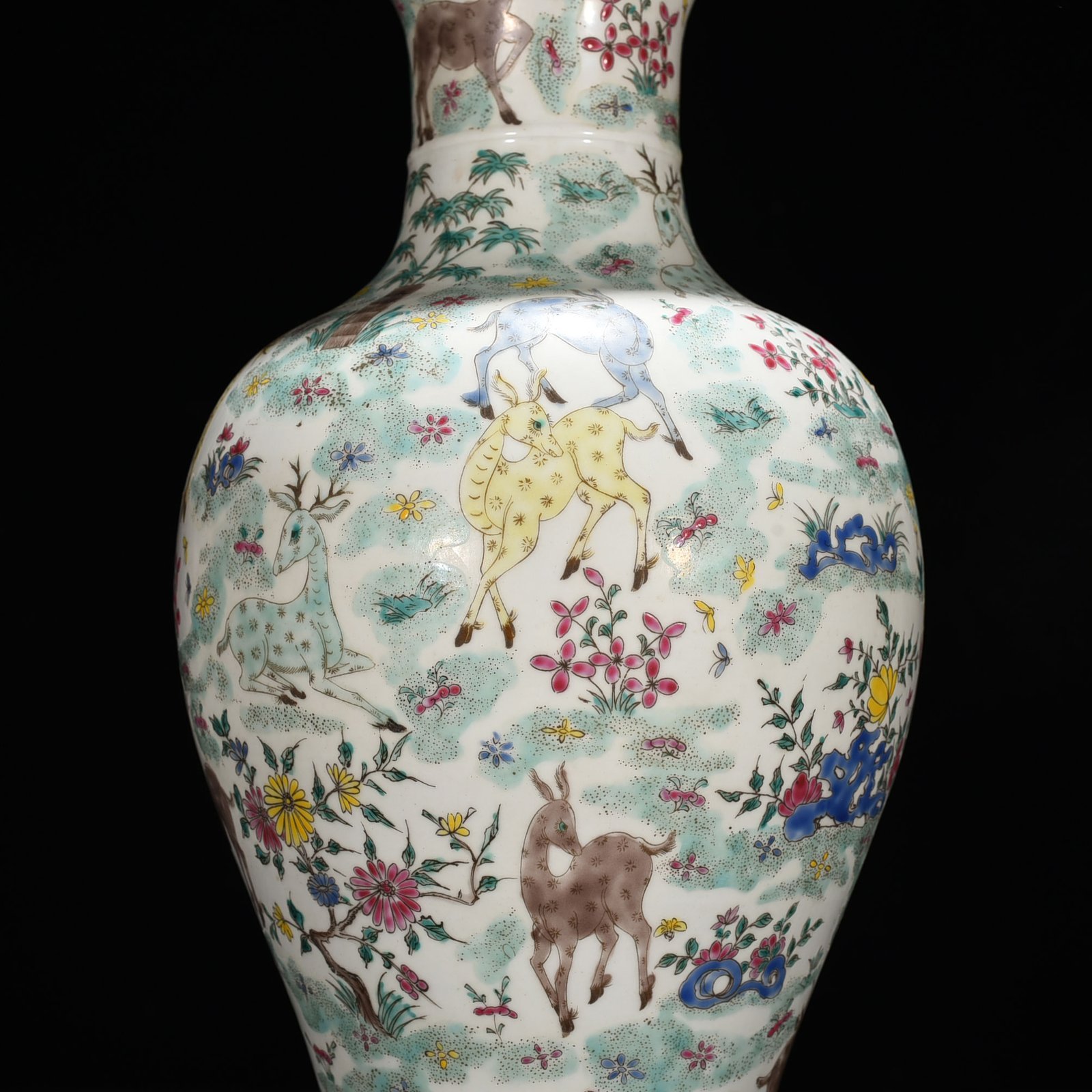 Qing Dynasty Kangxi pastel flower and deer vase