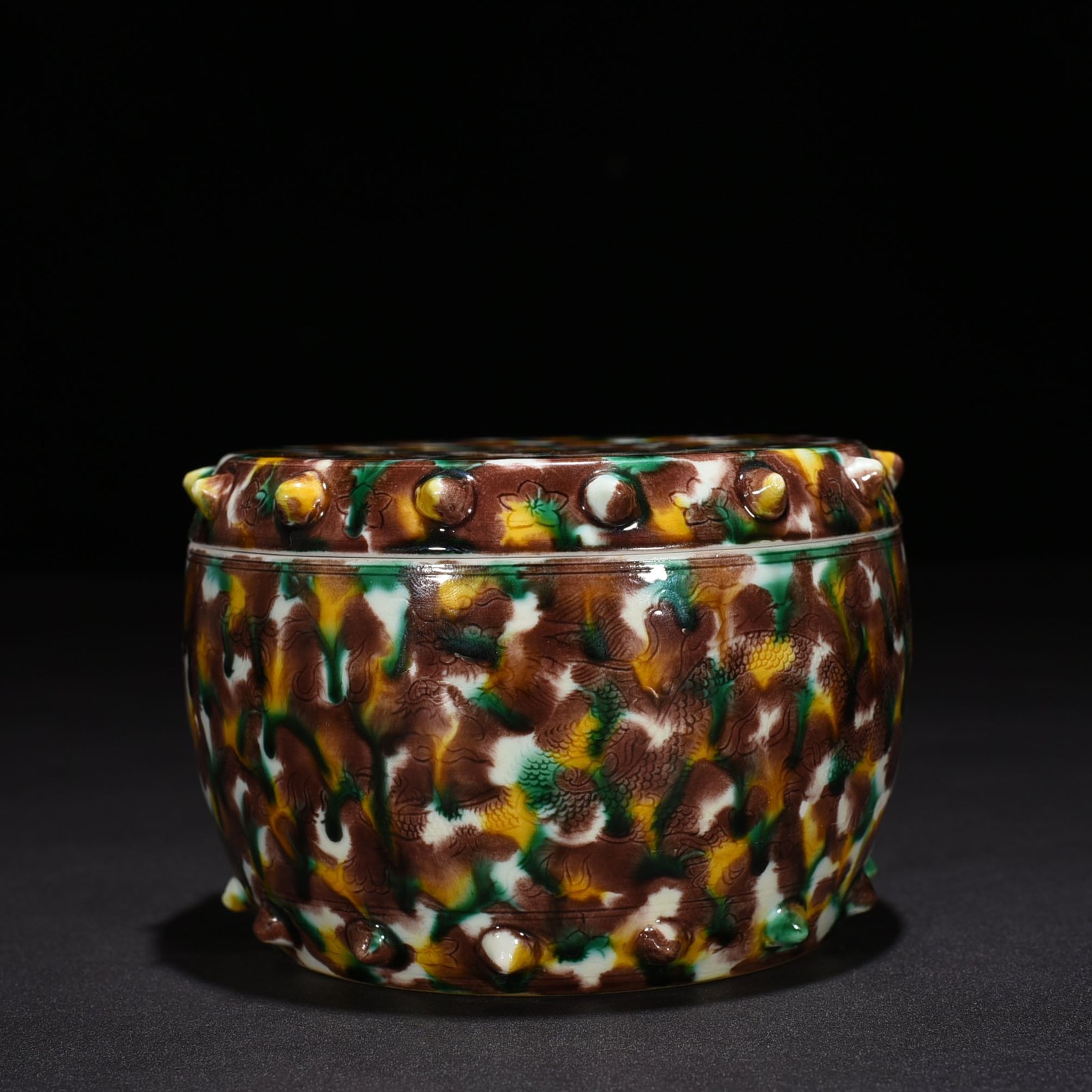 Qing Dynasty Kangxi plain three-color dotted dragon and phoenix drum nail lid jar
