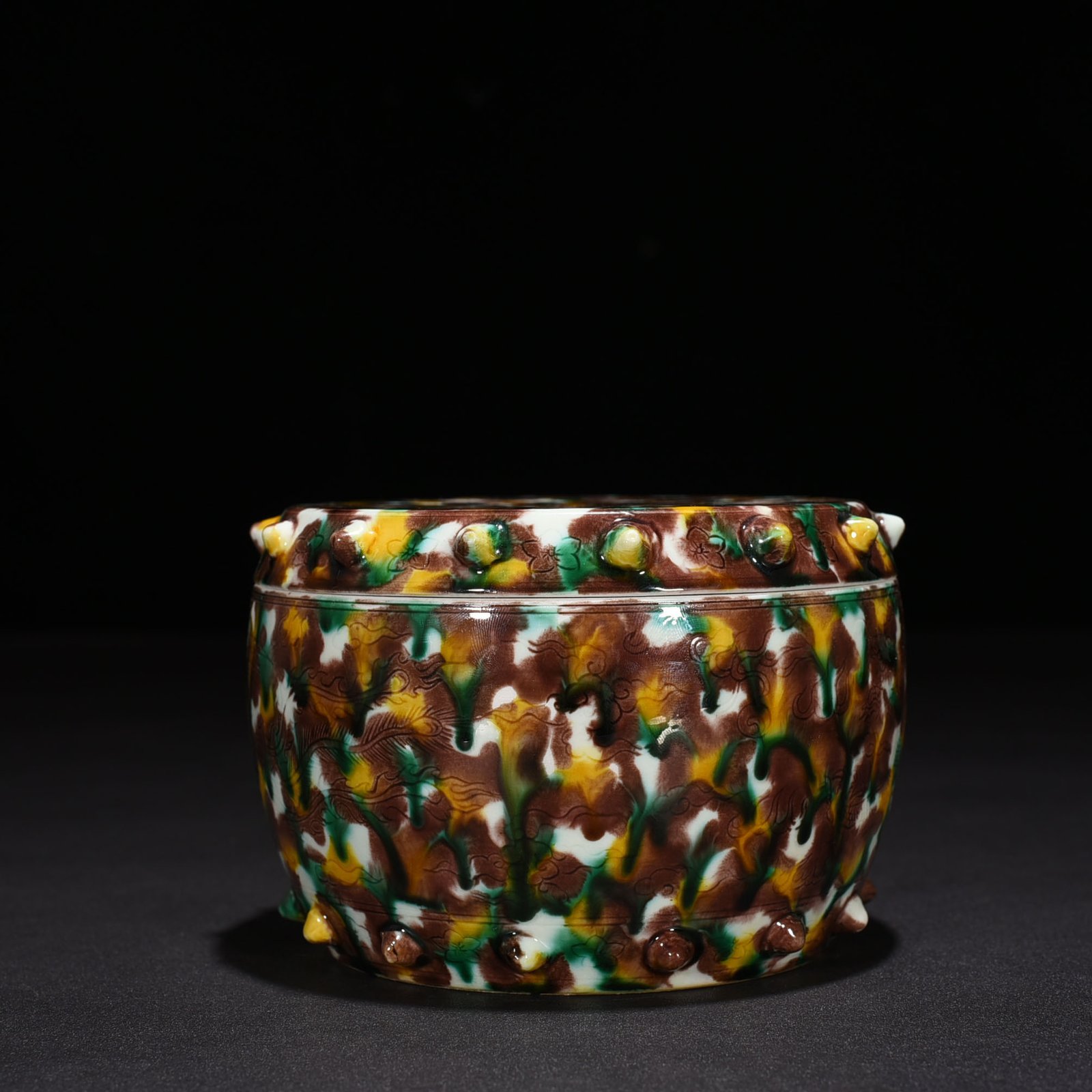 Qing Dynasty Kangxi plain three-color dotted dragon and phoenix drum nail lid jar