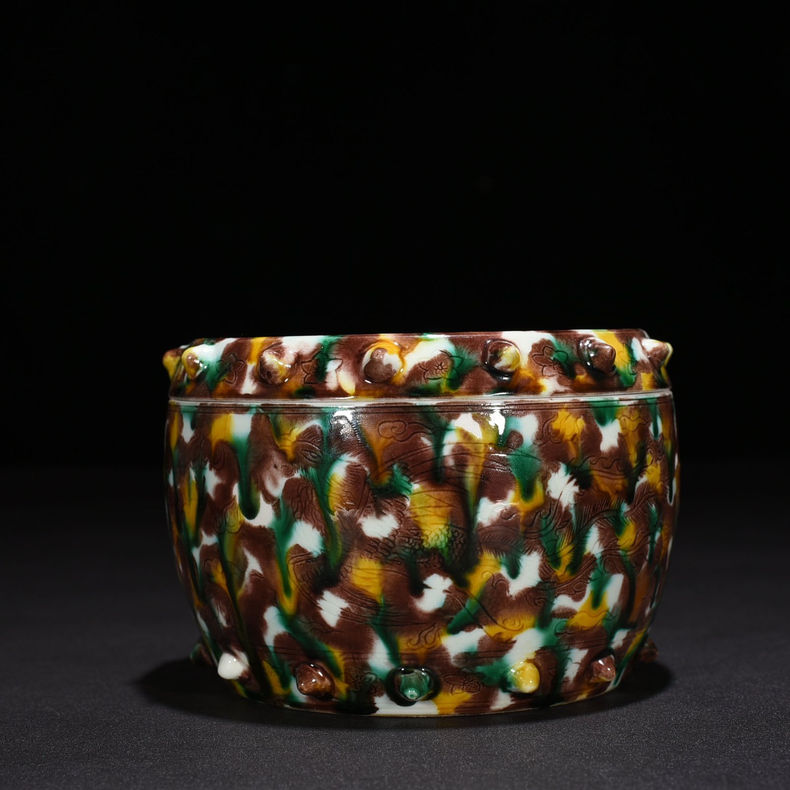 Qing Dynasty Kangxi plain three-color dotted dragon and phoenix drum nail lid jar