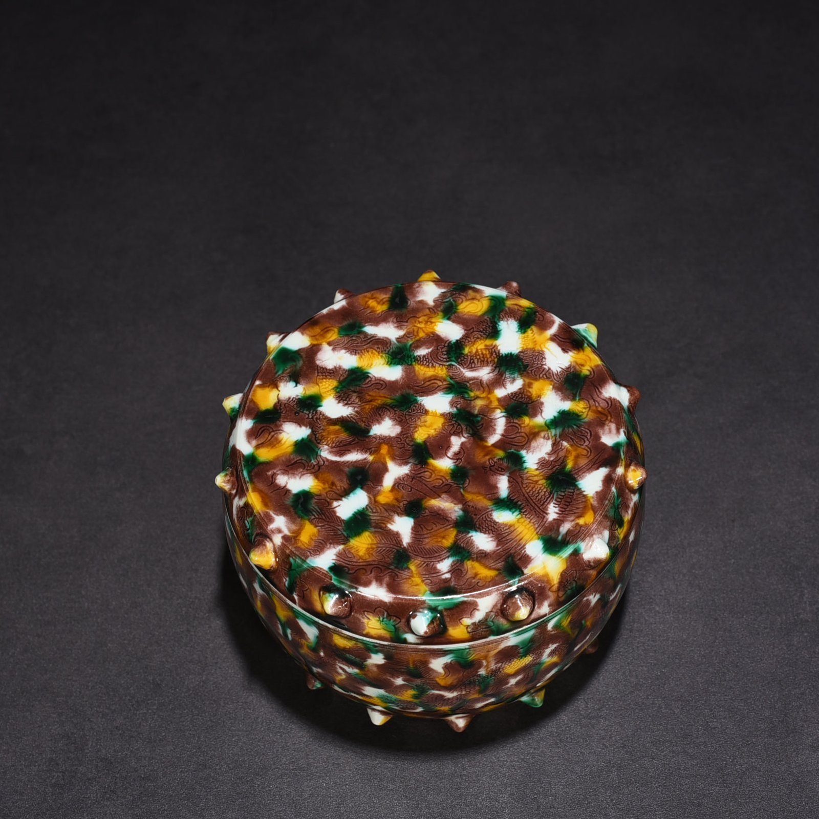 Qing Dynasty Kangxi plain three-color dotted dragon and phoenix drum nail lid jar