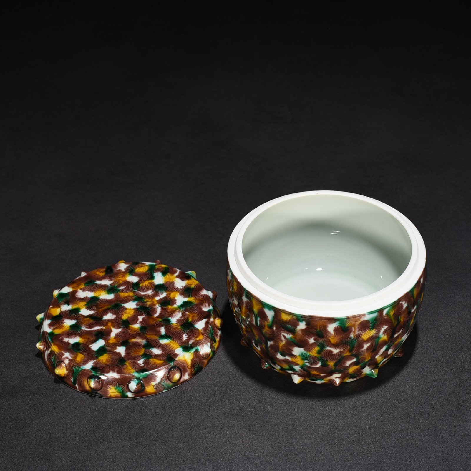 Qing Dynasty Kangxi plain three-color dotted dragon and phoenix drum nail lid jar