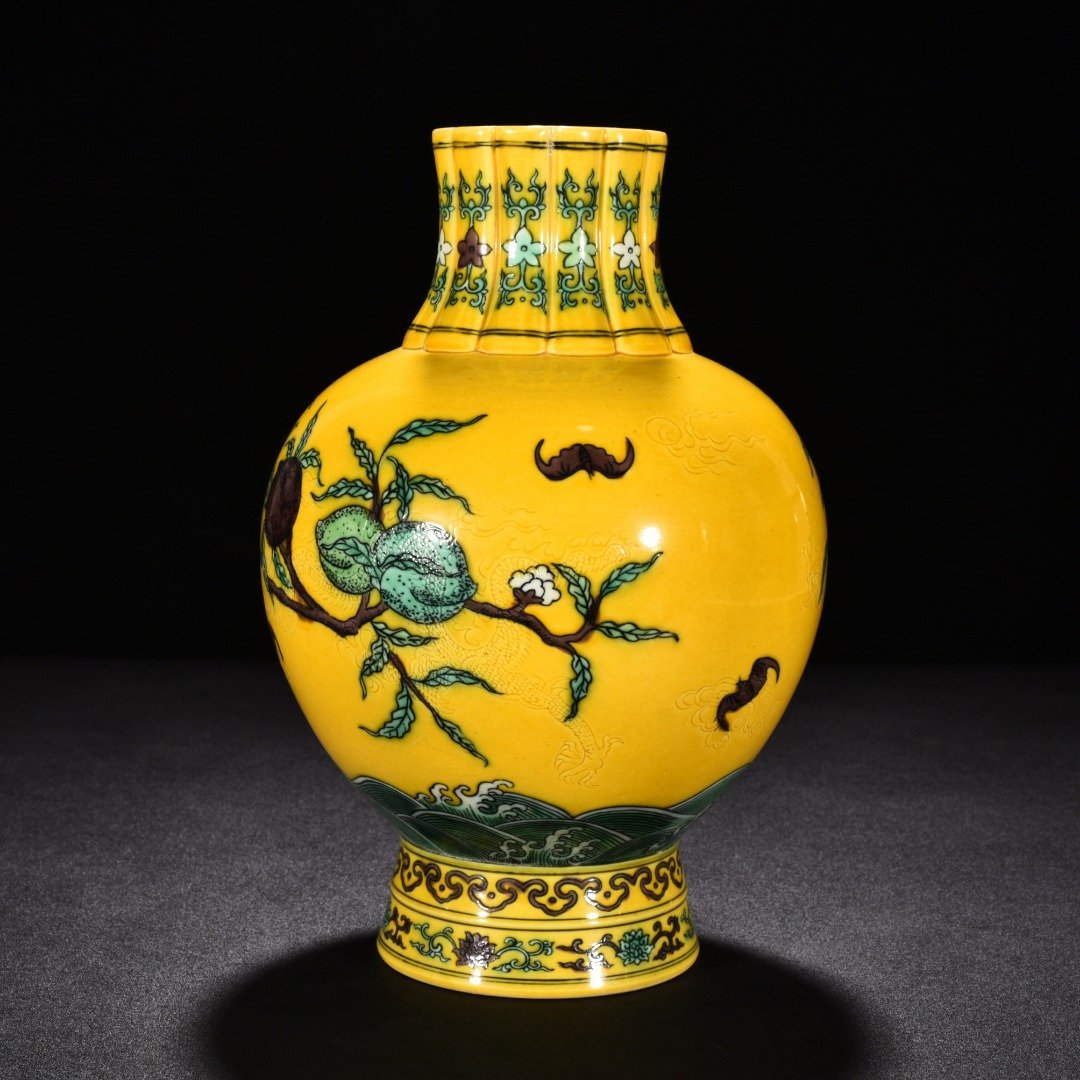 Qing Dynasty Kangxi plain three-color blessing and longevity pomegranate statue