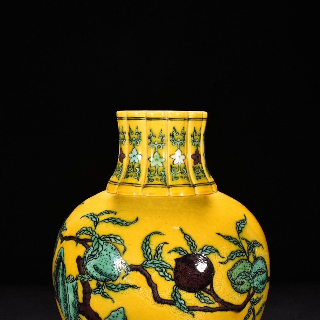 Qing Dynasty Kangxi plain three-color blessing and longevity pomegranate statue