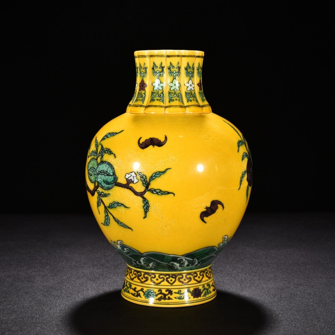 Qing Dynasty Kangxi plain three-color blessing and longevity pomegranate statue