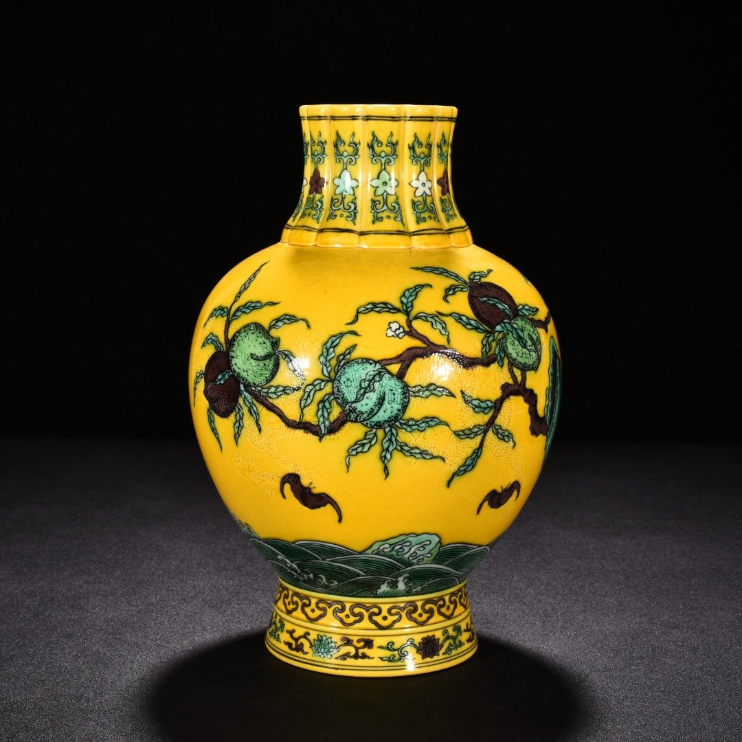 Qing Dynasty Kangxi plain three-color blessing and longevity pomegranate statue