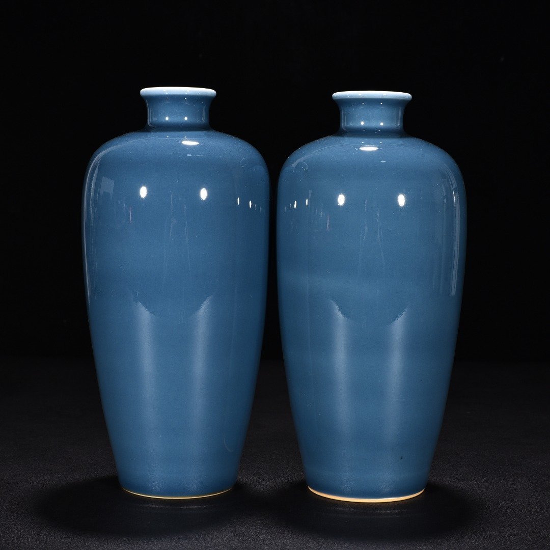 Qing Dynasty Kangxi blue-glazed plum vase