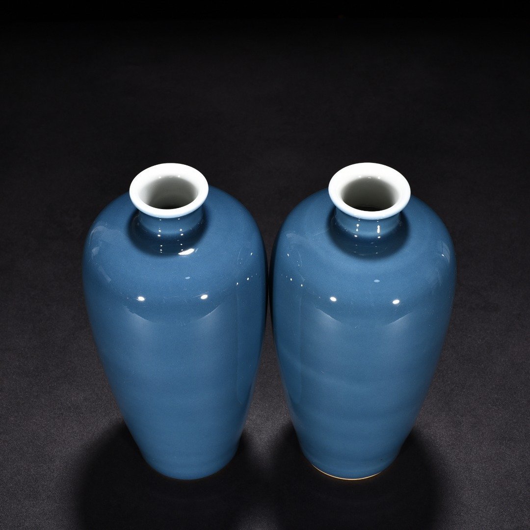 Qing Dynasty Kangxi blue-glazed plum vase