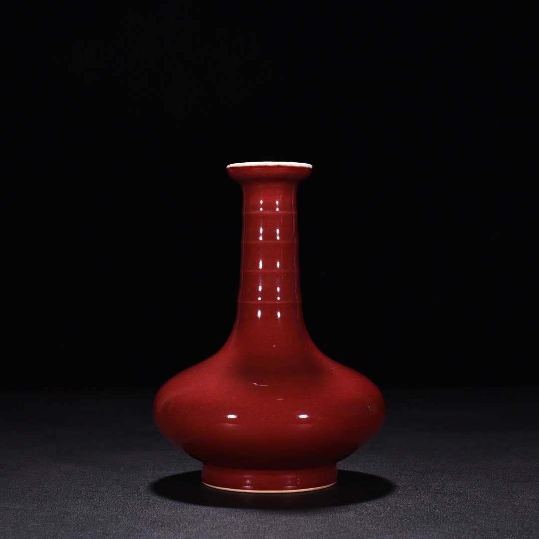 Qing Dynasty Kangxi cowpea red glaze bottle with beauty drunken