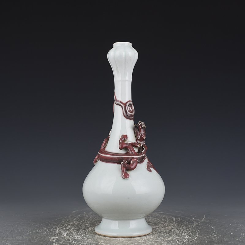 Qing Dynasty Kangxi underglaze red dragon garlic bottle