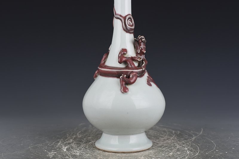 Qing Dynasty Kangxi underglaze red dragon garlic bottle