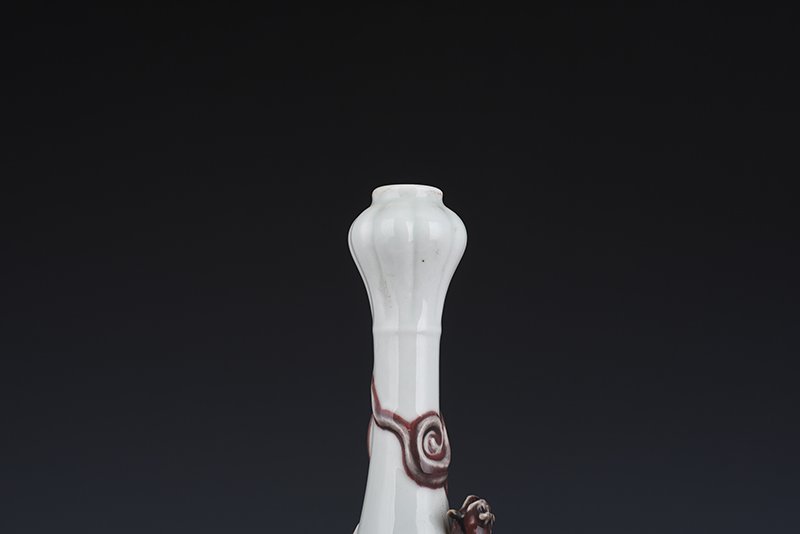 Qing Dynasty Kangxi underglaze red dragon garlic bottle