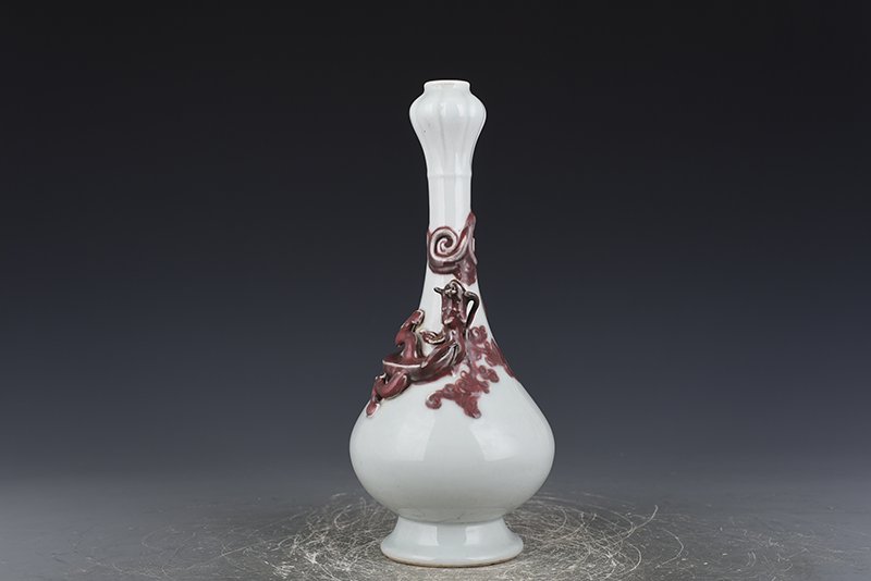 Qing Dynasty Kangxi underglaze red dragon garlic bottle