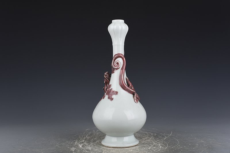 Qing Dynasty Kangxi underglaze red dragon garlic bottle