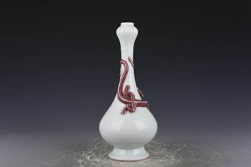 Qing Dynasty Kangxi underglaze red dragon garlic bottle