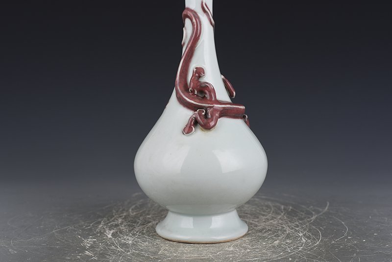 Qing Dynasty Kangxi underglaze red dragon garlic bottle