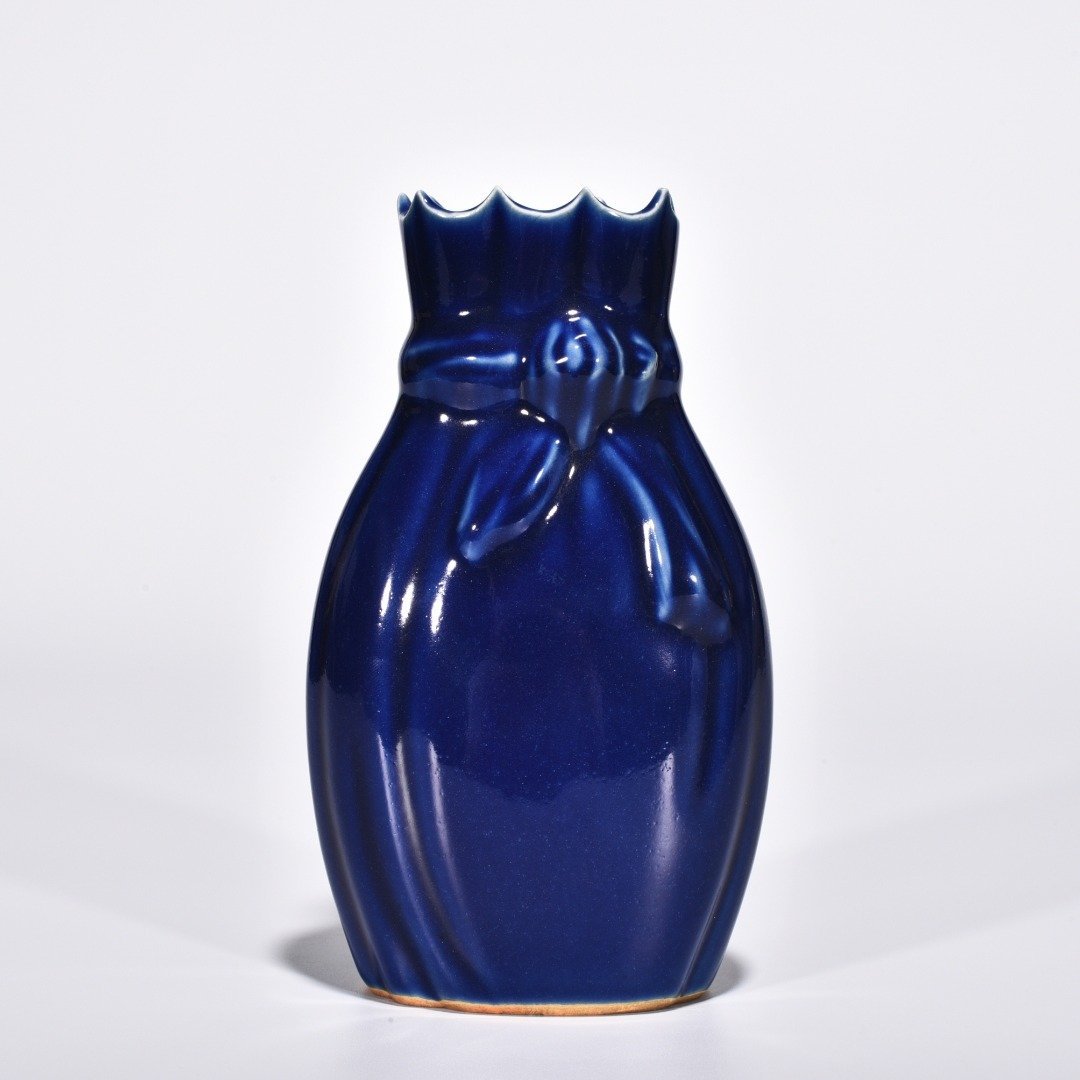 Qing Dynasty Kangxi Ji-blue glazed baggage vase