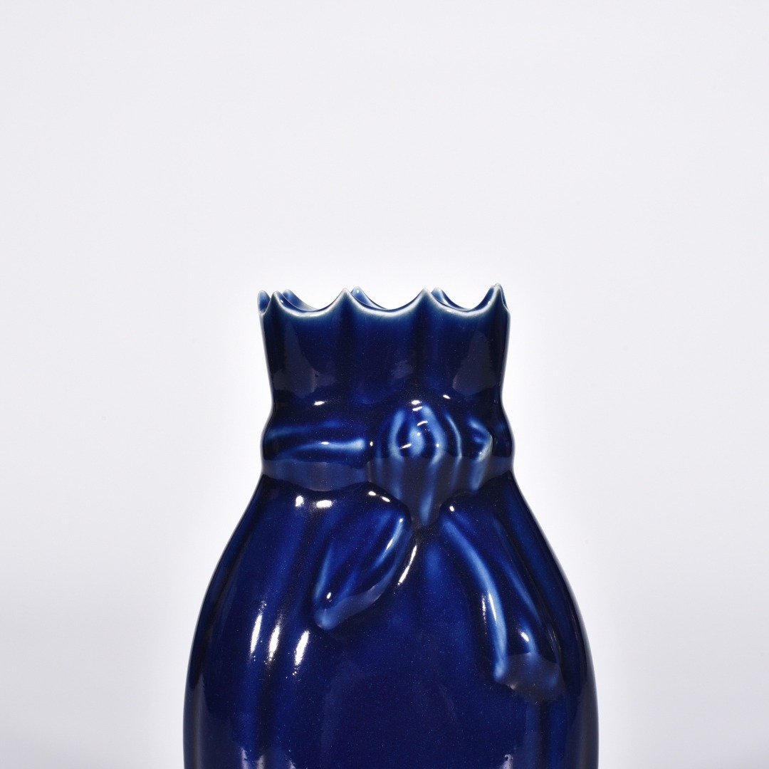 Qing Dynasty Kangxi Ji-blue glazed baggage vase