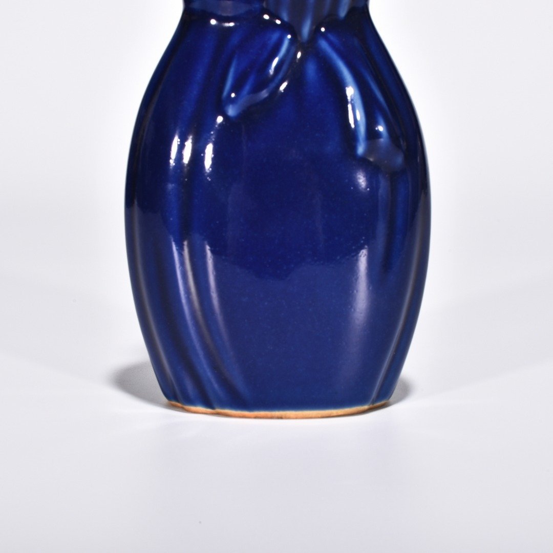 Qing Dynasty Kangxi Ji-blue glazed baggage vase