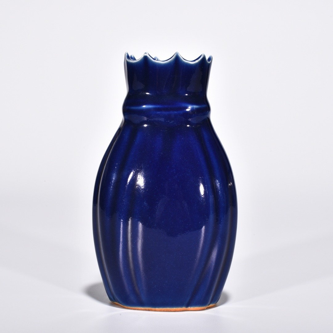 Qing Dynasty Kangxi Ji-blue glazed baggage vase