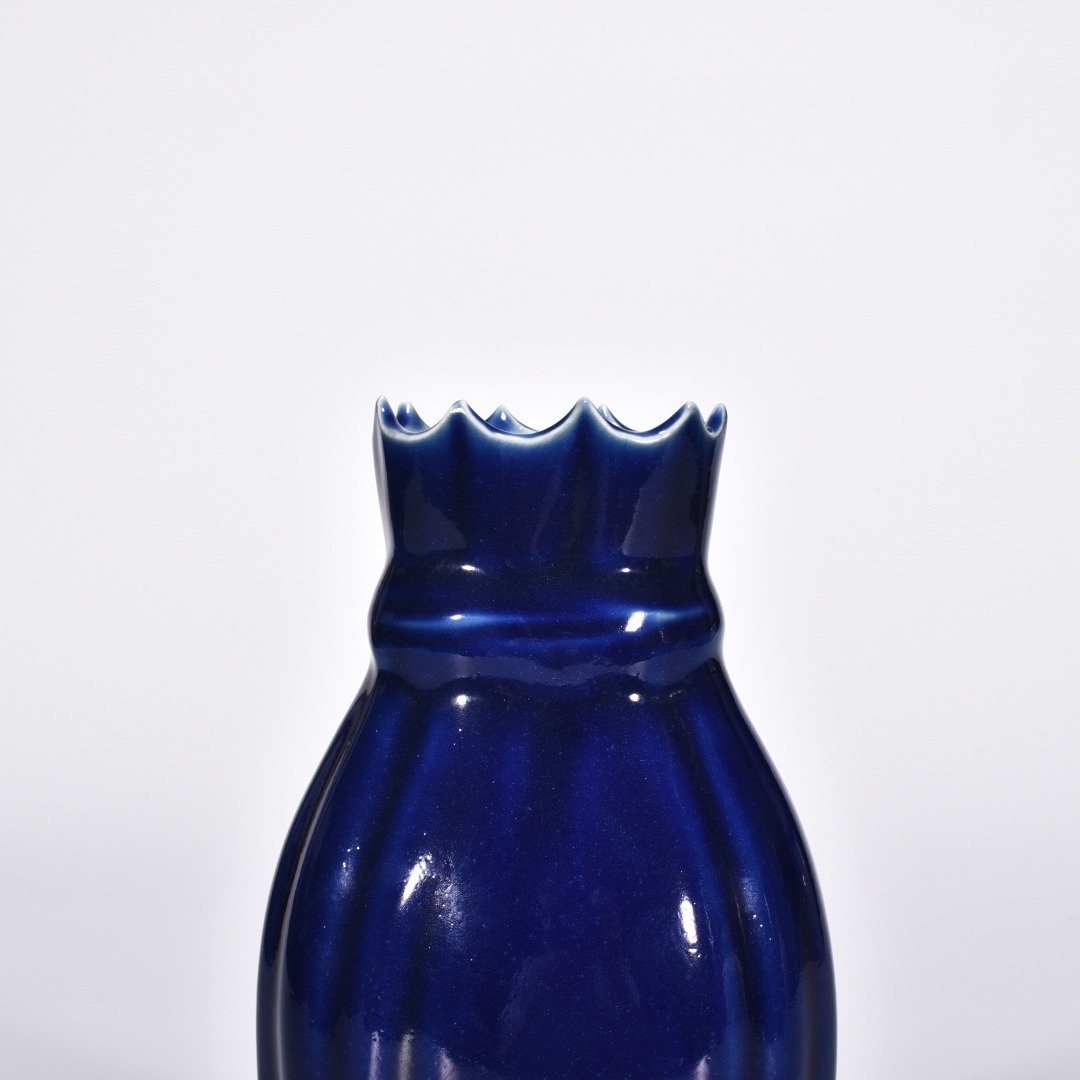 Qing Dynasty Kangxi Ji-blue glazed baggage vase