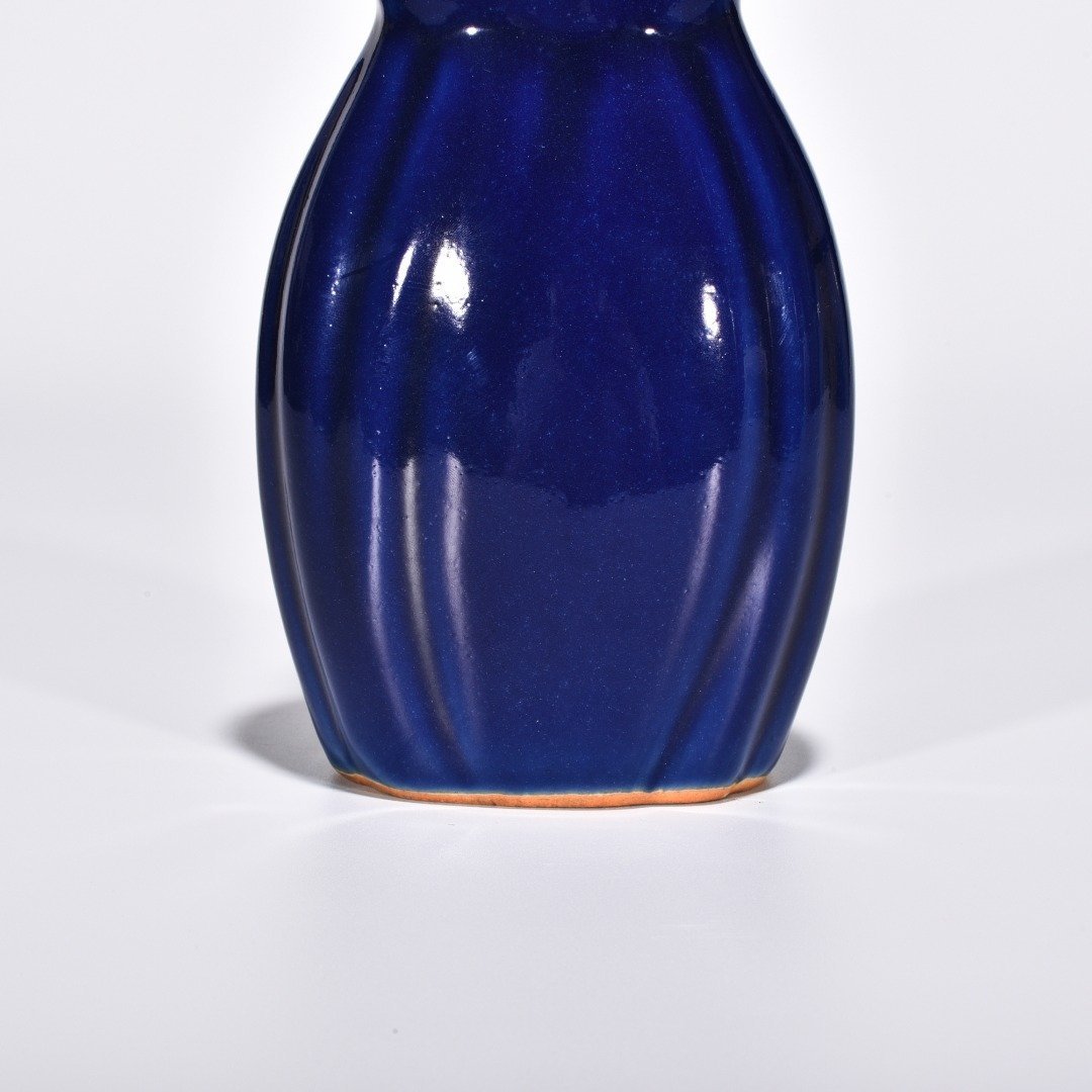 Qing Dynasty Kangxi Ji-blue glazed baggage vase