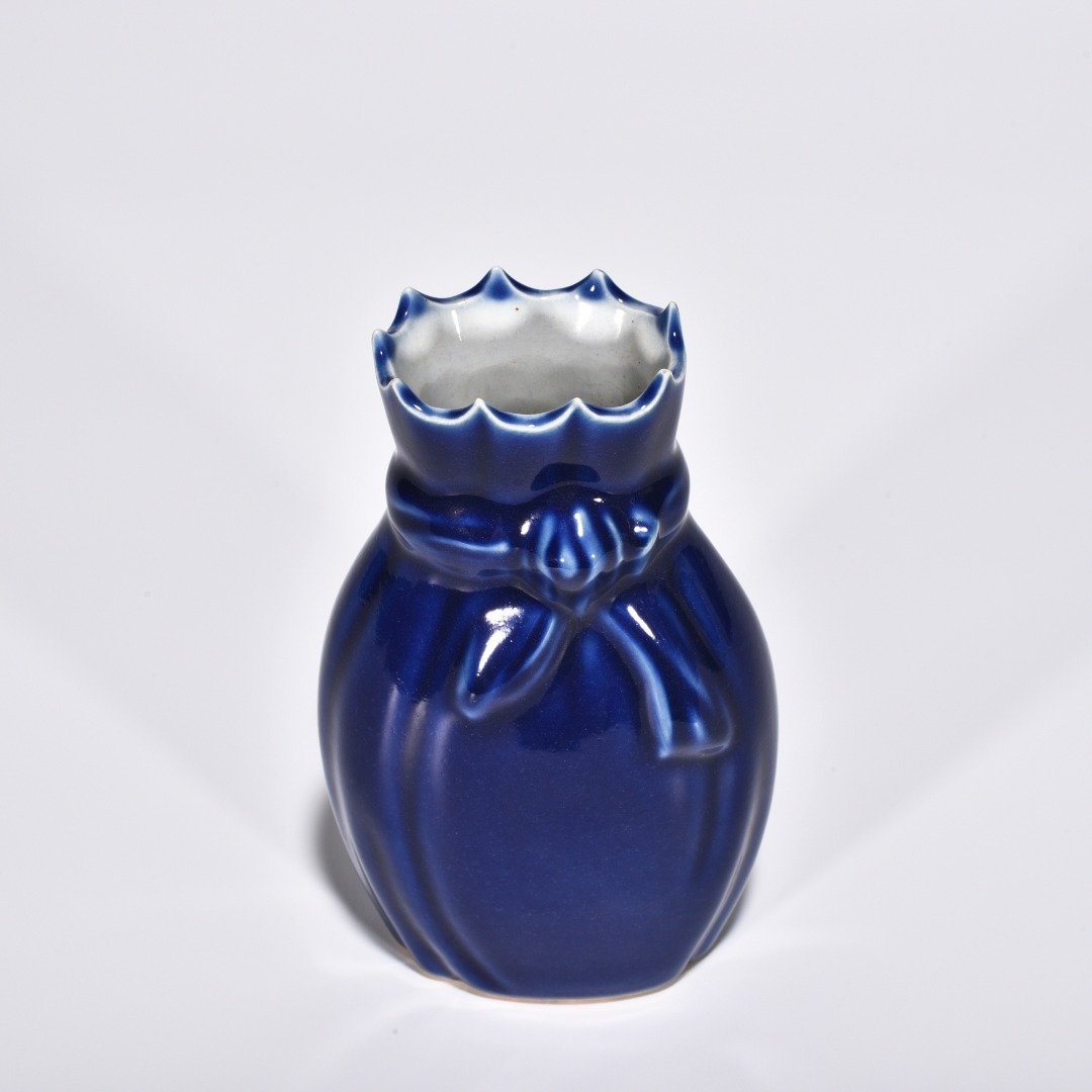 Qing Dynasty Kangxi Ji-blue glazed baggage vase